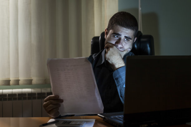 商人工作到很晚图片下载