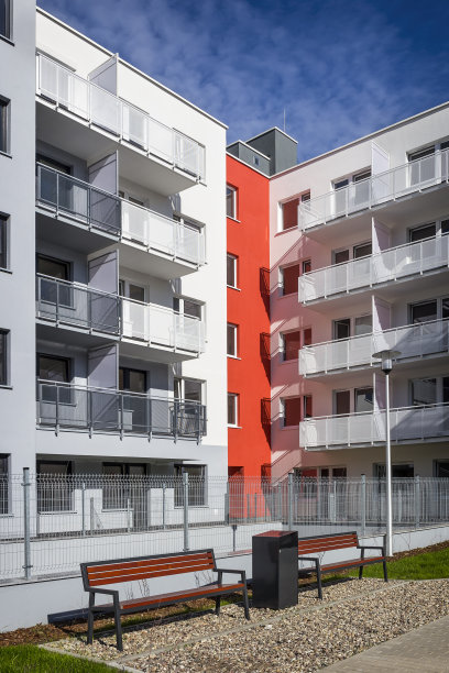 新公寓楼前的长椅上休息图片下载