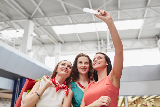 Pretty购物狂正在自拍图片下载