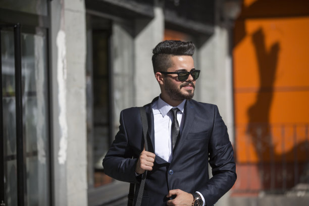 年轻英俊的商人图片下载