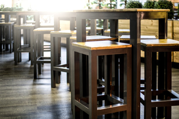 餐厅-木制桌子和椅子，酒吧凳子图片下载