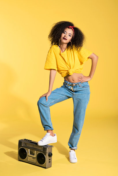 全长度的肖像年轻的非洲妇女与录音机素材图片