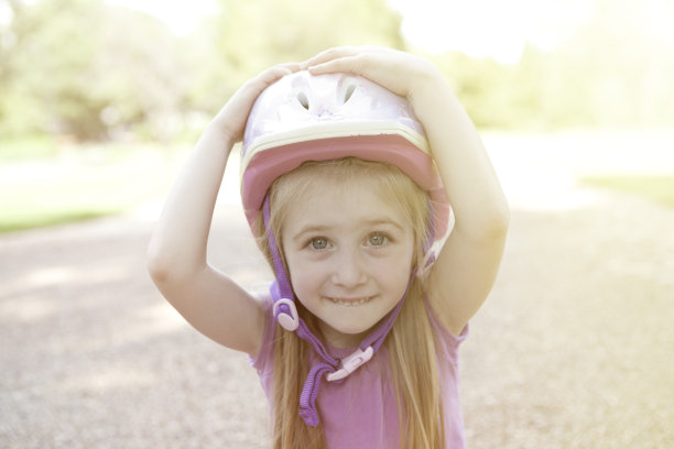 小女孩戴着安全帽图片下载