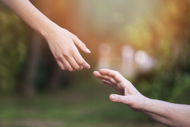 老人和年轻人的帮助图片下载