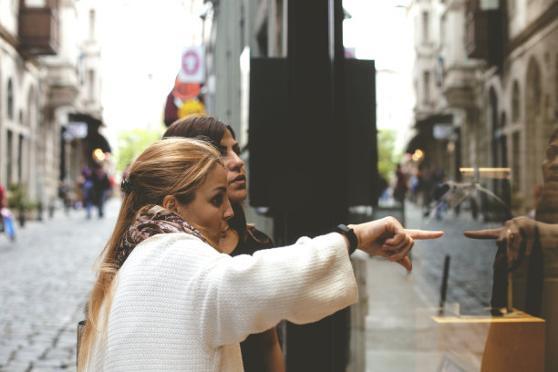 女人看包商店橱窗图片下载