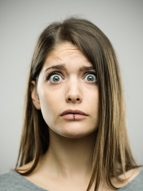 近距离的肖像震惊美丽的年轻女子素材图片