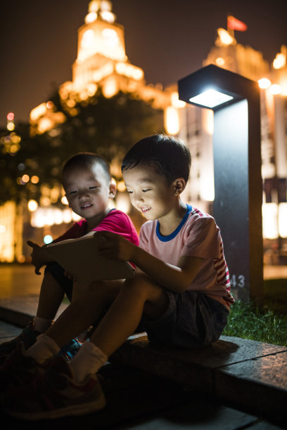男孩使用平板电脑素材图片