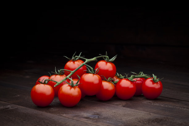 深色木桌上放着成熟的樱桃番茄图片下载