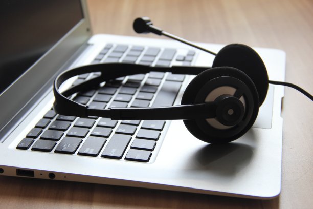 笔记本电脑上的耳机图片下载