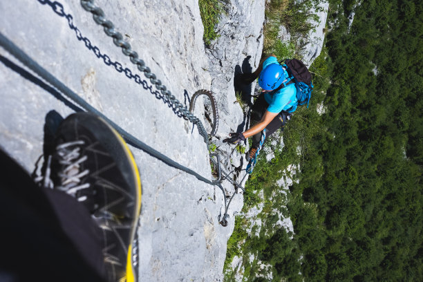 登山运动员在爬岩壁图片下载