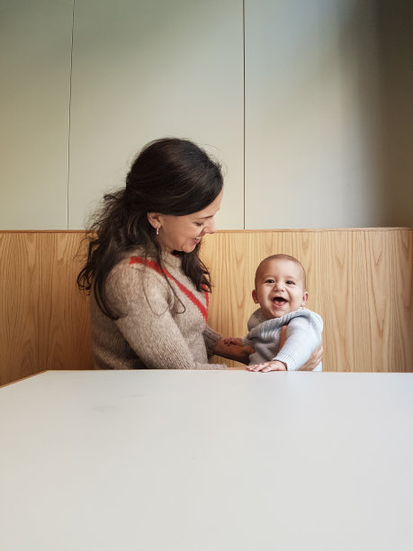 母亲与婴儿图片下载