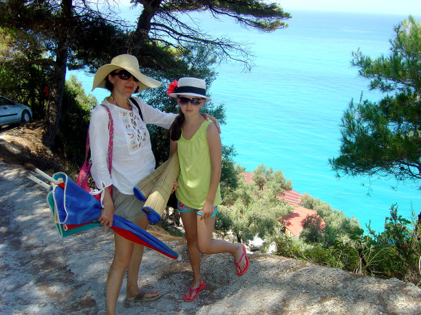 妈妈和女儿去海滩图片下载