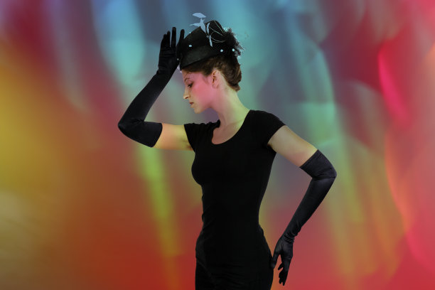 优雅的俄罗斯模型与彩虹背景手套图片下载