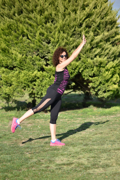 在户外运动的妇女图片下载