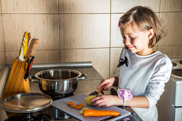 奶奶和孙子正在做食物图片下载