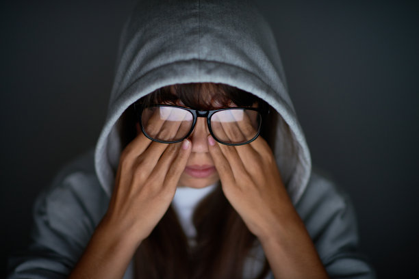 疲惫的少女图片下载