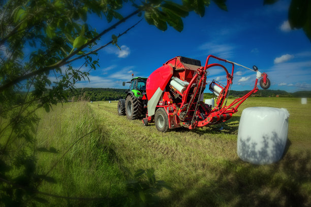 拖拉机与青贮捆机图片下载