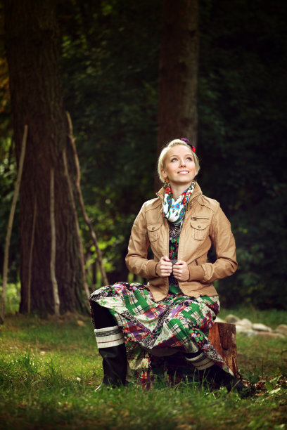 森林中的女人图片下载