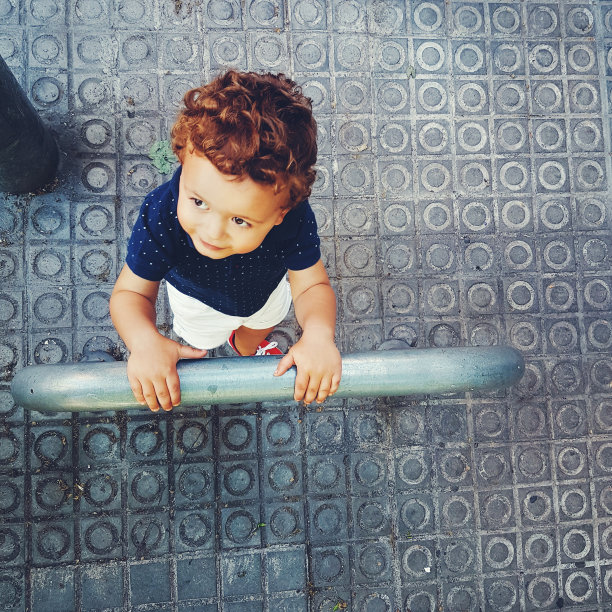 巴塞罗那大街上的小男孩图片下载