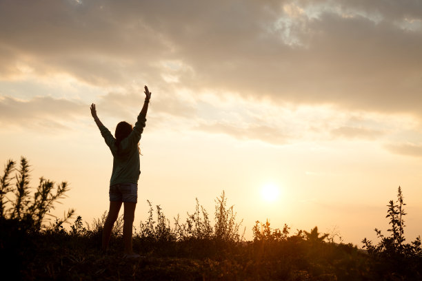 在日落的敬畏中跳跃素材图片