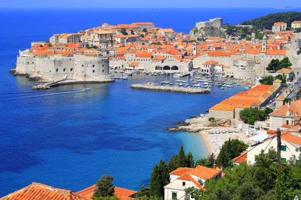 田园诗般的杜布罗夫尼克堡垒城市景观和蓝色的海湾，碧绿的亚得里亚海海滩，空中全景-达尔马提亚，克罗地亚图片下载