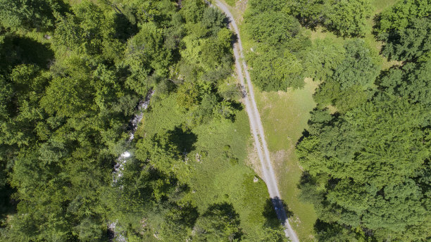 从空中俯瞰宾夕法尼亚州森林中的道路图片下载