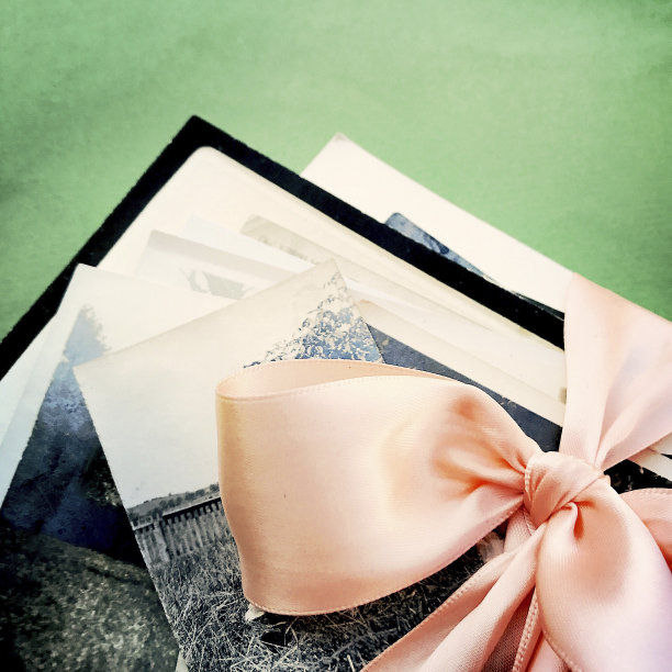 旧照片上的粉色蝴蝶结图片下载