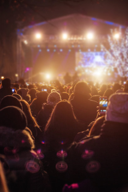 在城市广场听音乐会的人群素材图片