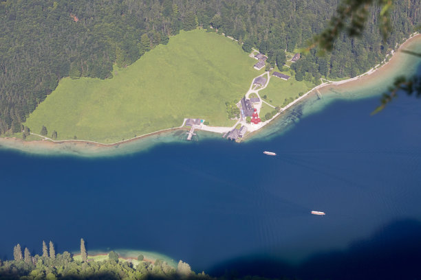 到达湖Königssee与圣Bartholomä教堂图片下载