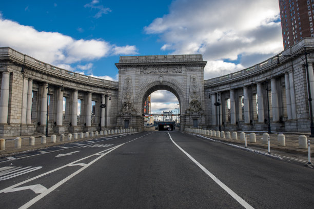 曼哈顿桥的入口在曼哈顿下城，纽约，美国图片下载