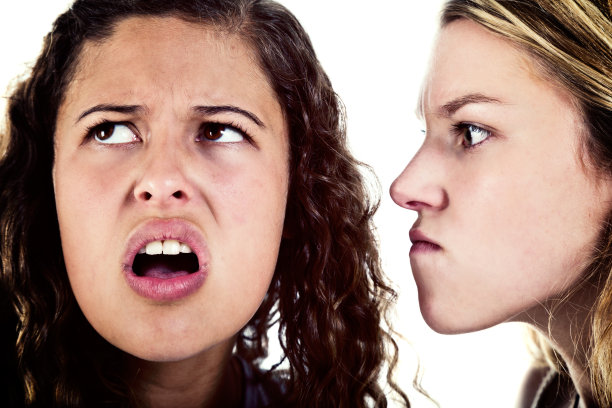 愤怒的少女在近距离争吵图片下载