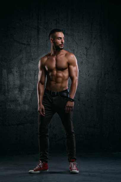 年轻英俊的男人图片下载