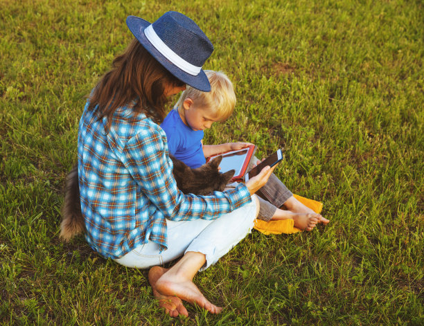 母子使用触控板图片下载