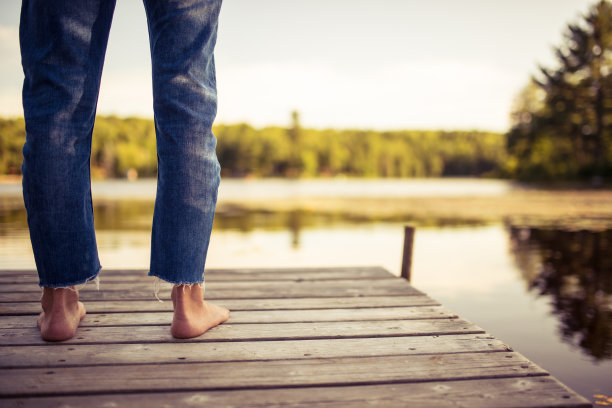 倾听着湖水的声音图片下载