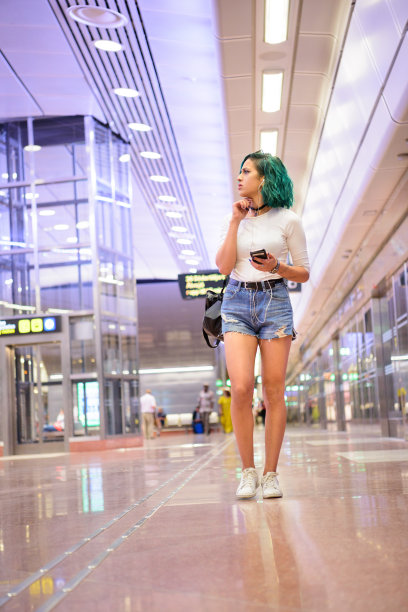 青少年站在地铁站站台上，环顾四周，斯德哥尔摩图片下载