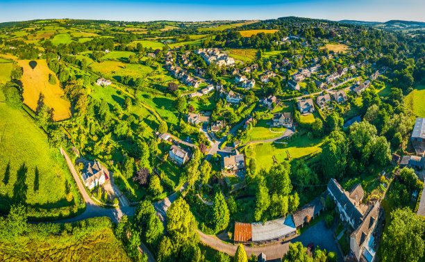 鸟瞰田园诗般的乡村住宅风景如画的夏日草地图片下载