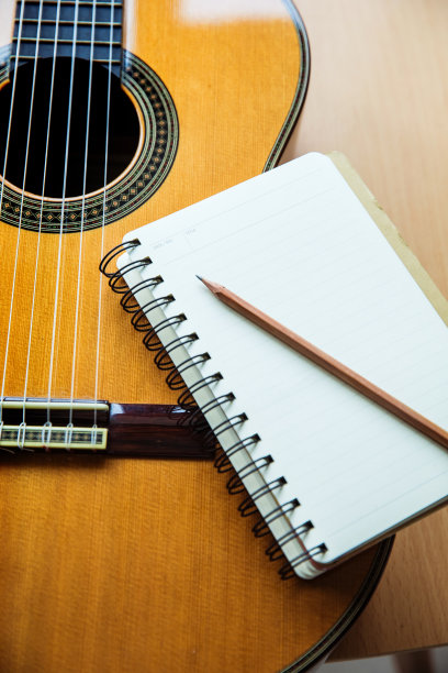 笔记本电脑和吉他素材图片