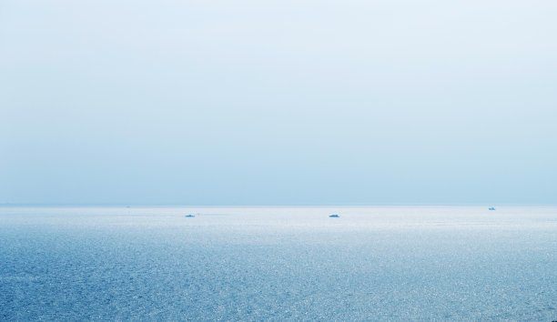 有雾的早晨蓝色的大海图片下载