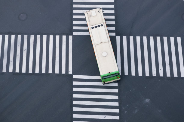 公共汽车在紧急路口图片下载