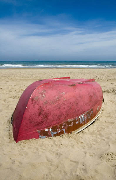 在蓝天下的空旷沙滩上翻船图片下载
