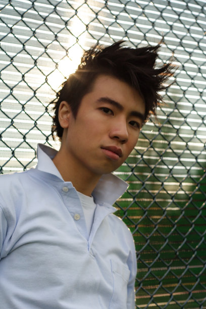 严重的年轻人图片下载