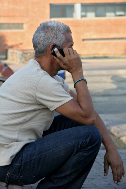 南非一名男子在打电话图片下载