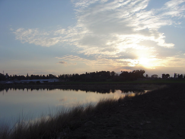 晚上光线反射图片下载