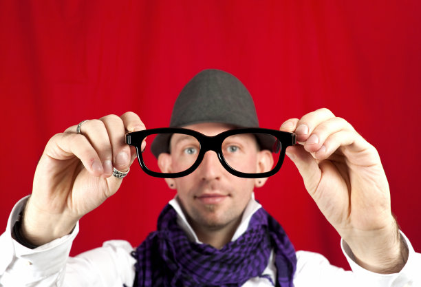 男人戴眼镜图片下载