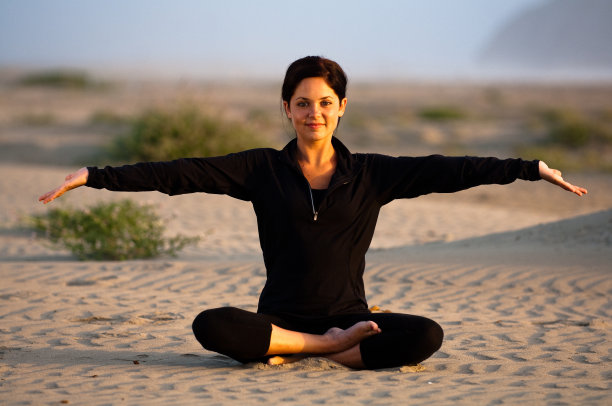 在海滩上练习瑜伽的女孩图片下载