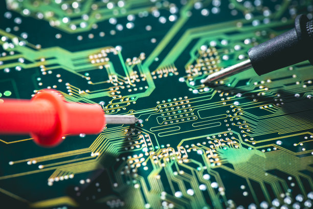 技术员检查电路板图片下载