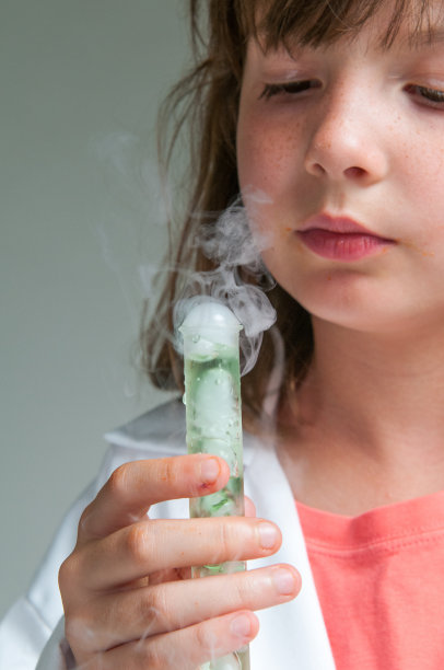 儿童拿着试管图片下载