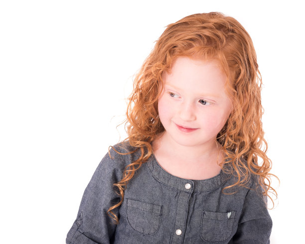 长卷头发的体贴的小女孩图片下载