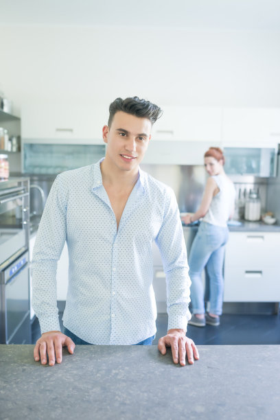 漂亮男人站在厨房里图片下载