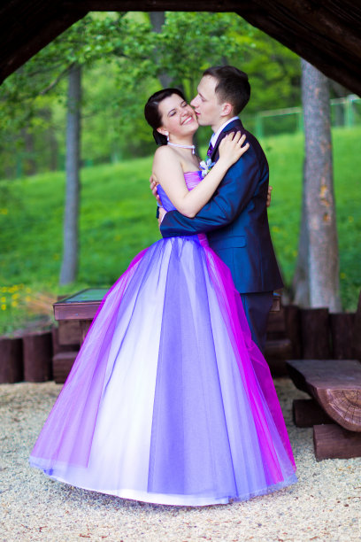 一对美丽的年轻情侣在凉亭接吻图片下载